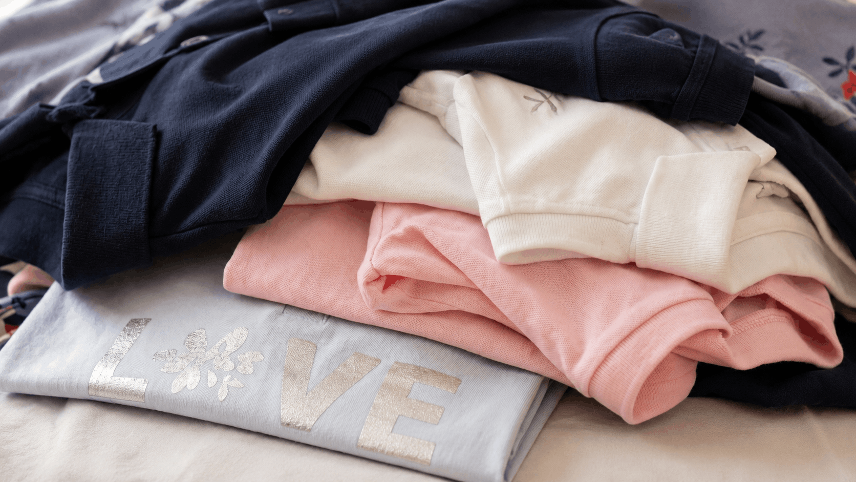 Completo letto piegato su fondo chiaro